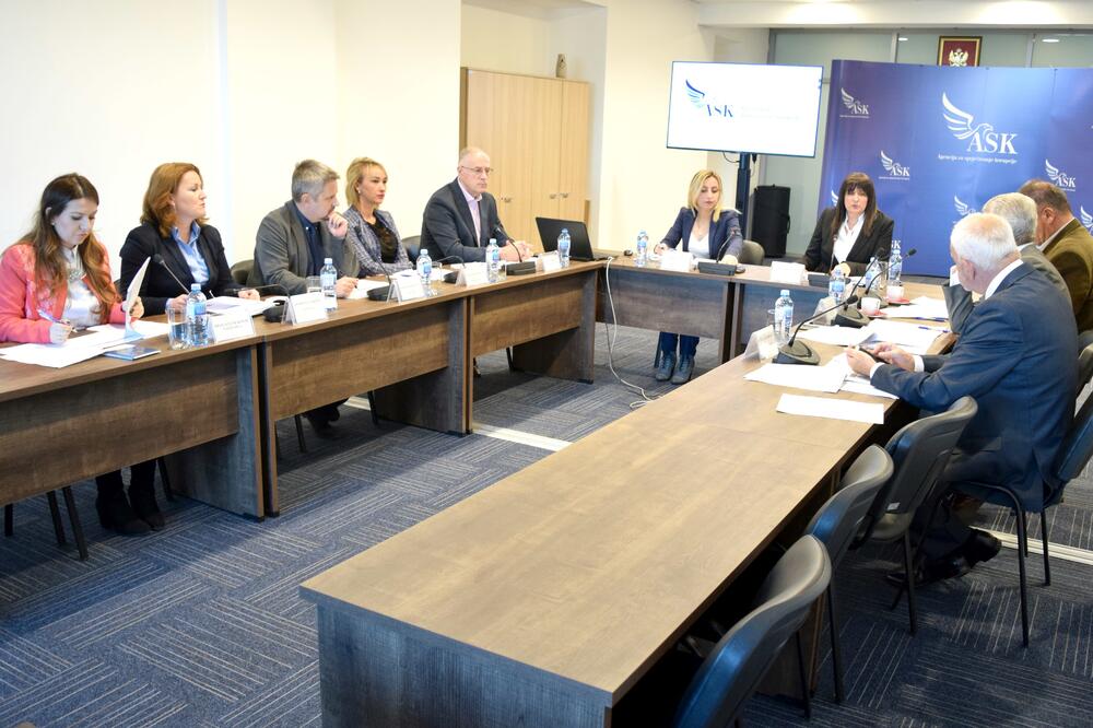 Sa jedne od ranijih sjednica Savjeta Agencije, Foto: Zoran Đurić