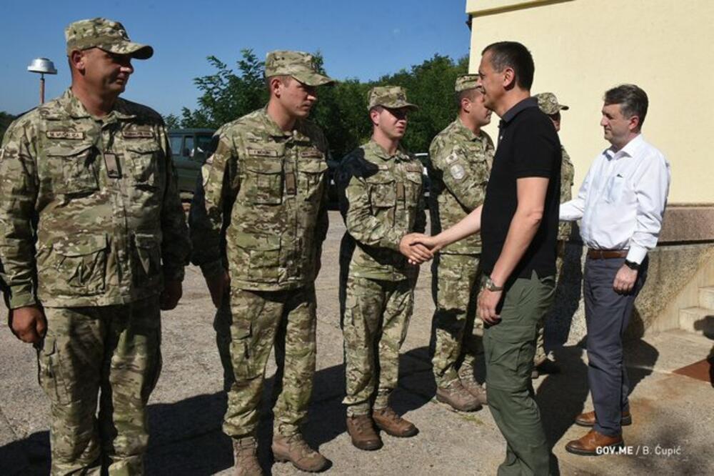 Bošković i Nuhodžić tokom obilaska karaule Krenza, Foto: Gov.me