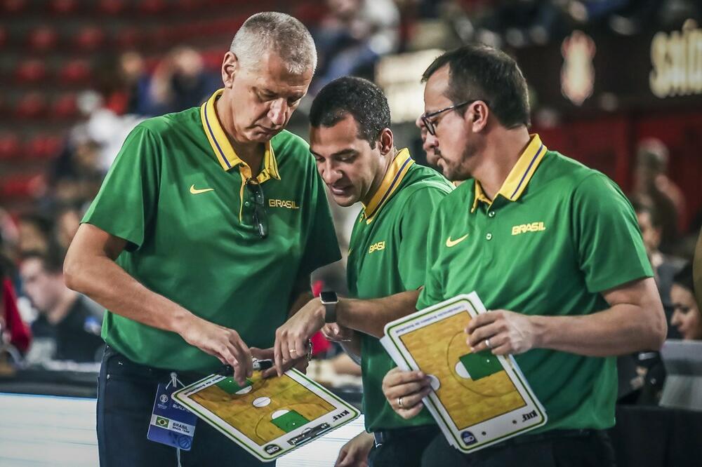 Aco Petrović sa saradnicima, Foto: FIBA