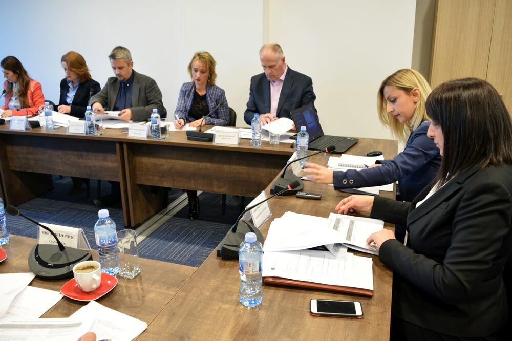 Radonjić sa načelnicima odsjeka na jednoj od ranijih sjednica Savjeta Agencije, Foto: Zoran Đurić