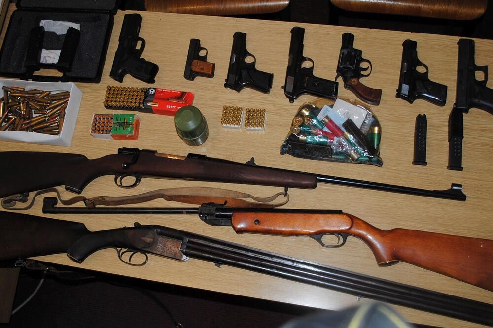 Oružje i municija pronađeni pretresima, Foto: Uprava policije