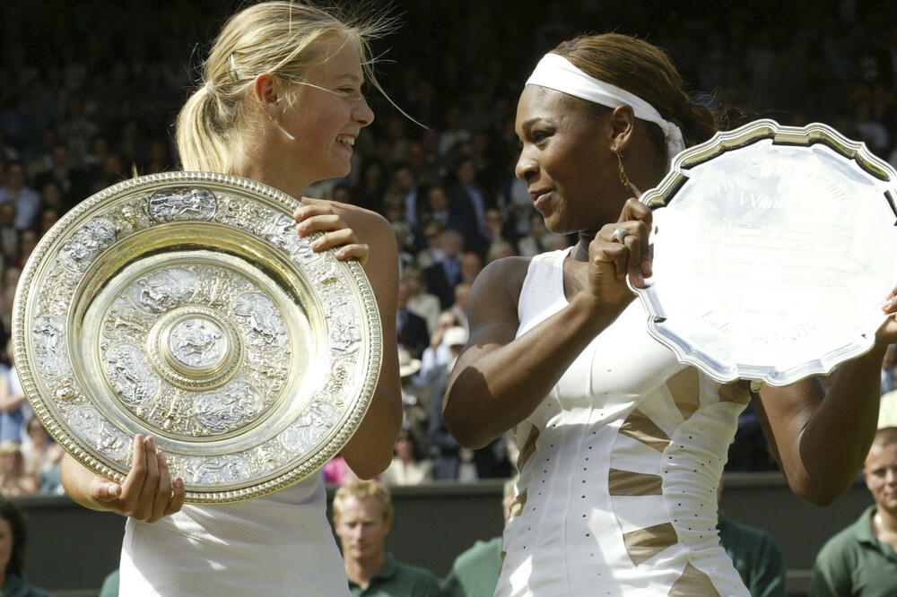 Rivalstvo dugo 15 godina: Marija Šarapova i Serena Vilijams nakon finala Vimbldona 2004., Foto: Beta/AP