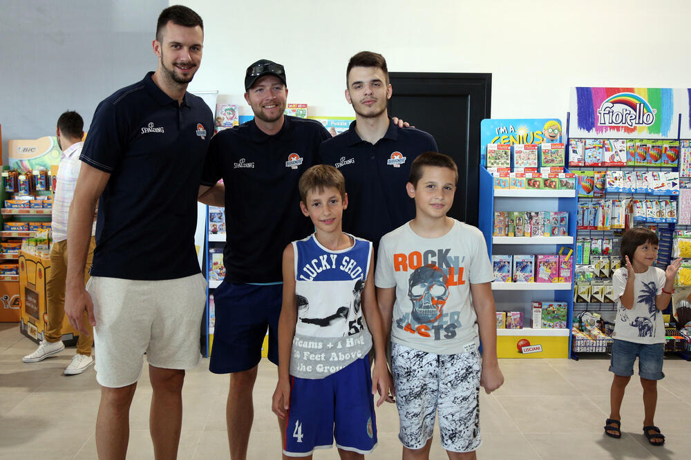 Zoran Nikolić, Skot Vud i Fedor Žugić sa mladim navijačima, Foto: Filip Roganović