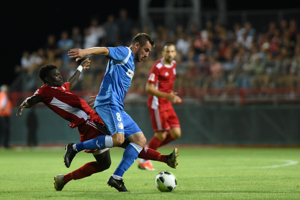 Vezista Sutjeske Branislav Janković u duelu sa Mendijem iz OFK Titograda, Foto: Savo Prelević