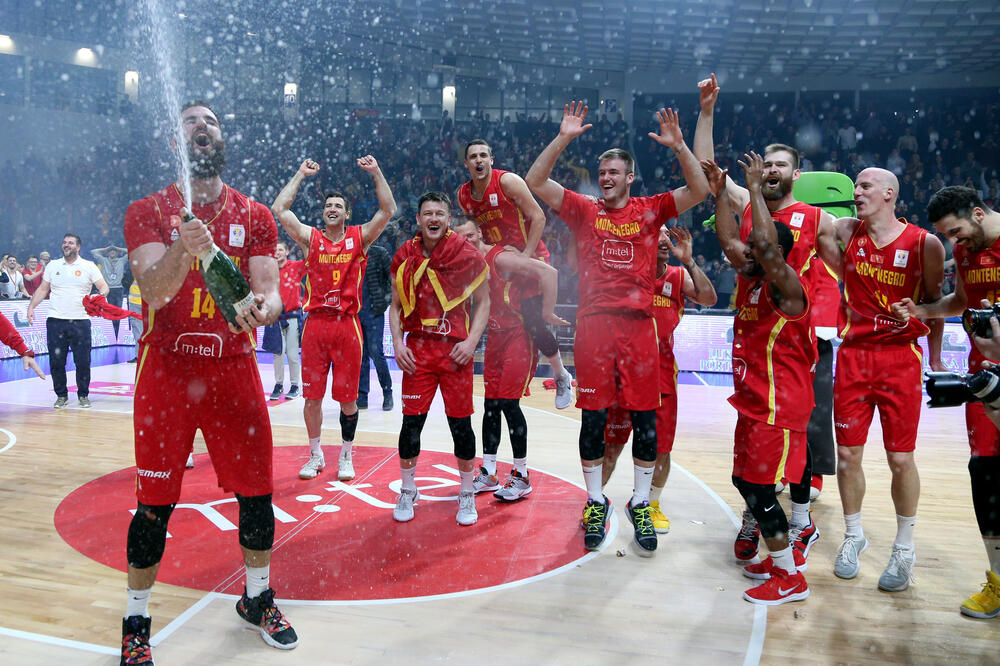 Ekipa za ponos: Slavlje košarkaša nakon utakmice sa Letonijom, Foto: Filip Roganović
