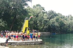 Nekoliko stotina ljudi na manifestaciji "Rijekom Zetom 2019" u...