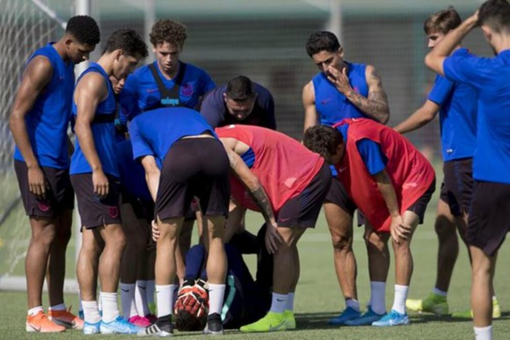 Saigrači oko Lazara Carevića nakon povrede