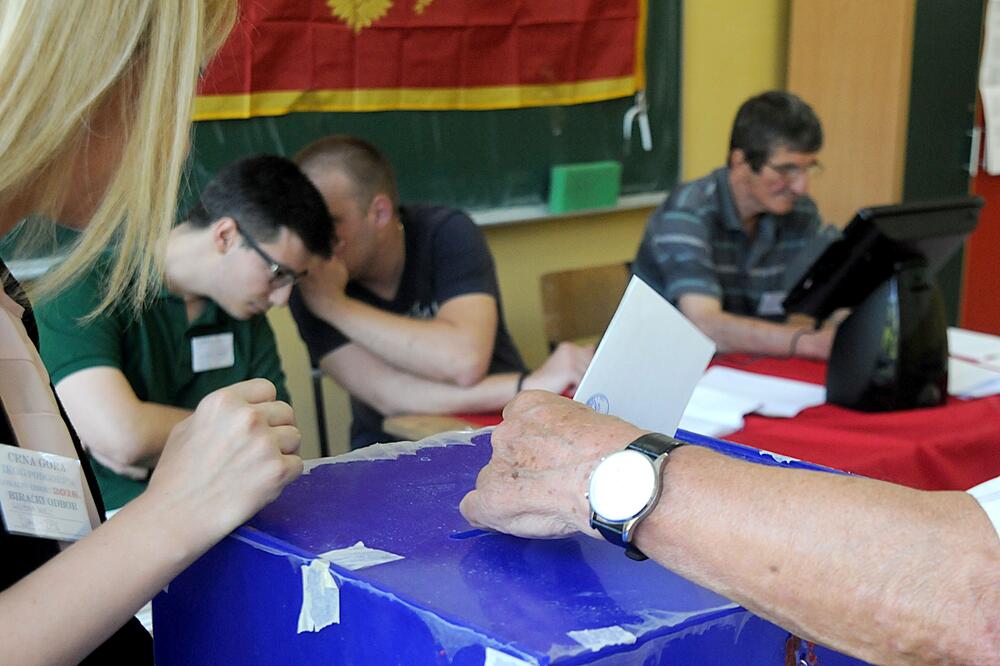 Opozicija traži objedinjavanja izbora: Sa glasanja u Podgorici, Foto: Zoran Đurić