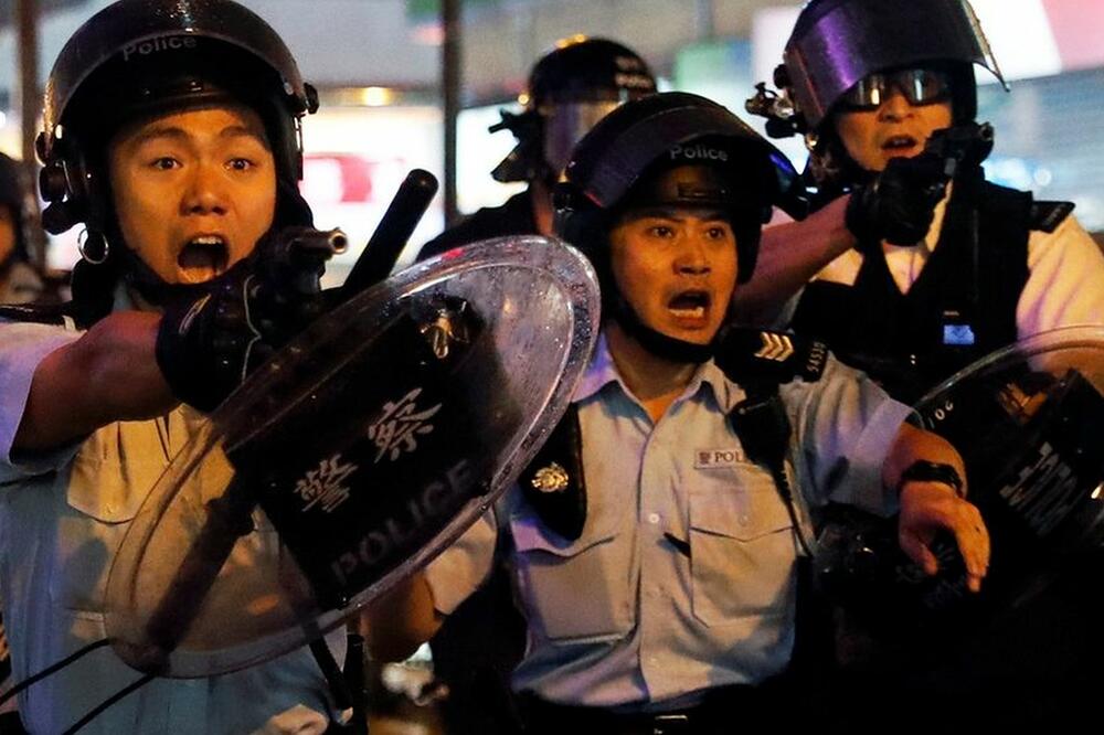 Policajci koje su demonstranti jurili mašući šipkama, uperili su pištolje ka okupljenima, Foto: Reuters