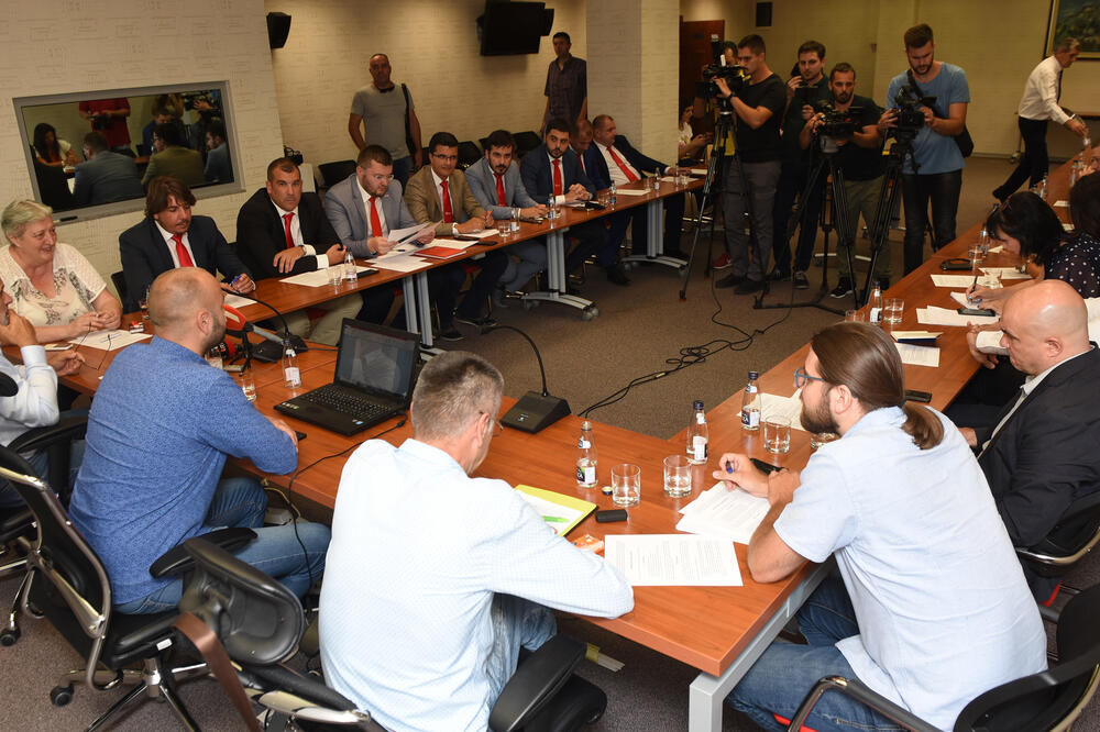 Sa ranijeg sastanka opozicionih partija i pokreta “Odupri se”, Foto: Savo Prelević