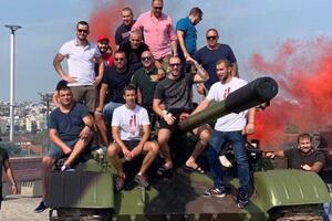 Konjević sa navijačima na tenku ispred Zvezdinog stadiona