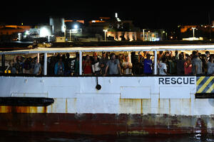Italija zabranila humanitarnom brodu sa 100 migranata da uplovi u...