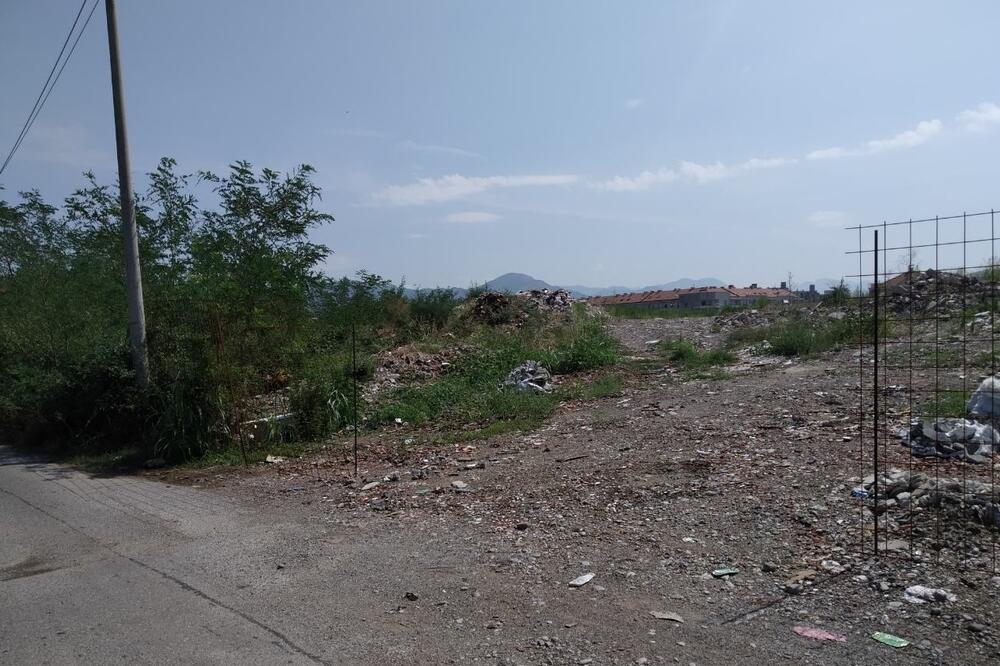 Uklonjena ograda na ulazu na plac u Zabjelu, Foto: Borko Ždero