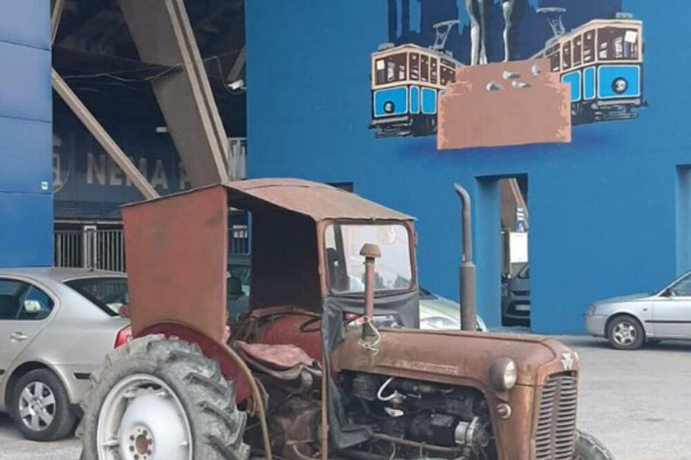 Traktor ispred stadiona Dinama, Foto: Vecernji.hr