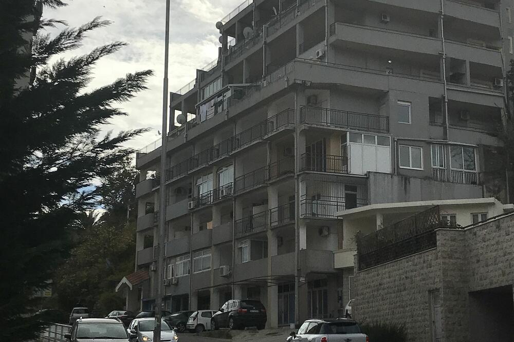 Zgrada u kojoj se nalaze stanovi Kašćelana, Foto: Vuk Lajović