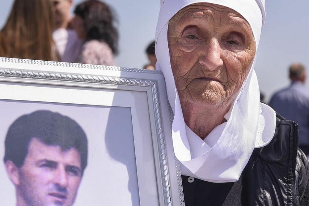 Vase Tahiraj (86), sa portretom sina Halila ubijenog tokom rata na Kosovu., Foto: Getty Images