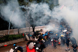 (VIDEO) Suzavac i vodeni topovi na demonstrante u Hongkongu
