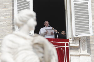 Papa Franjo se zaglavio u liftu, spasili ga vatrogasci