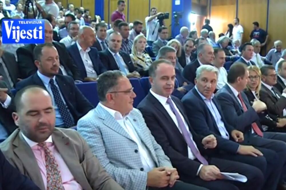 Sa svečanosti, Foto: Screenshot