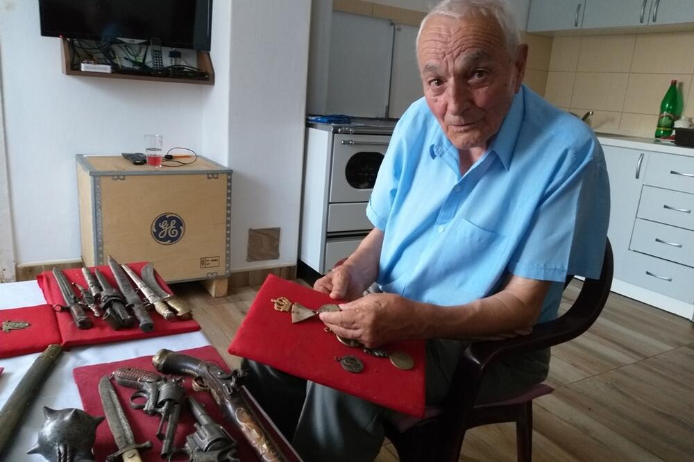 Starina sa dijelom kolekcije, Foto: Svetlana Mandić