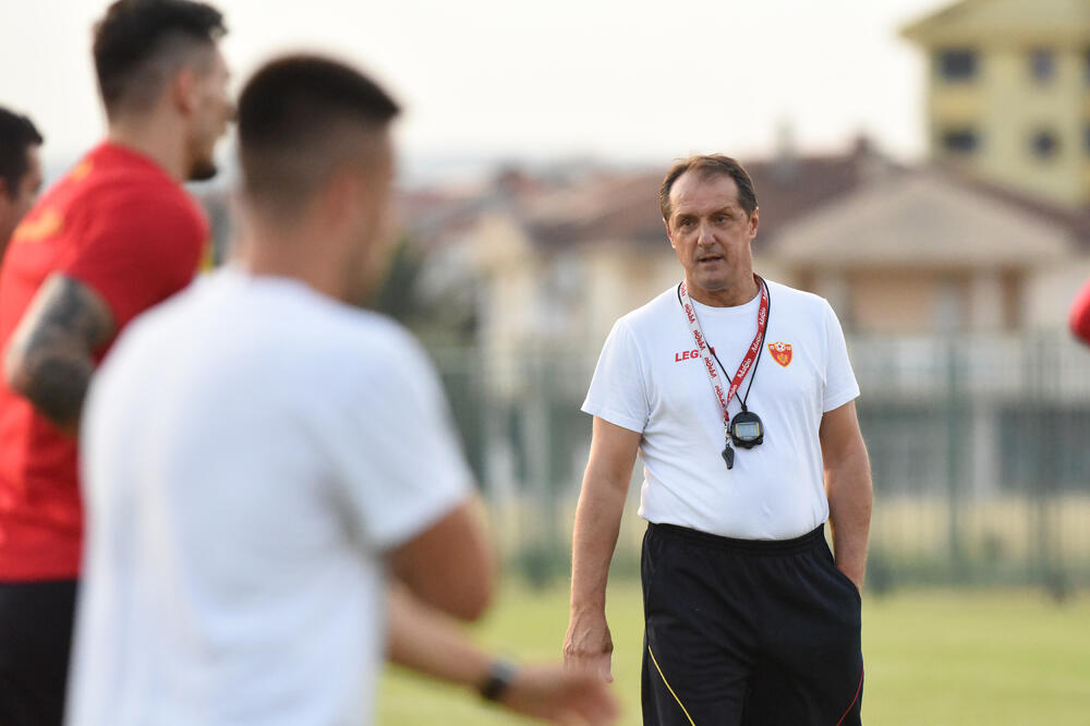 Faruk Hadžibegić na prvom treningu, Foto: Savo Prelević