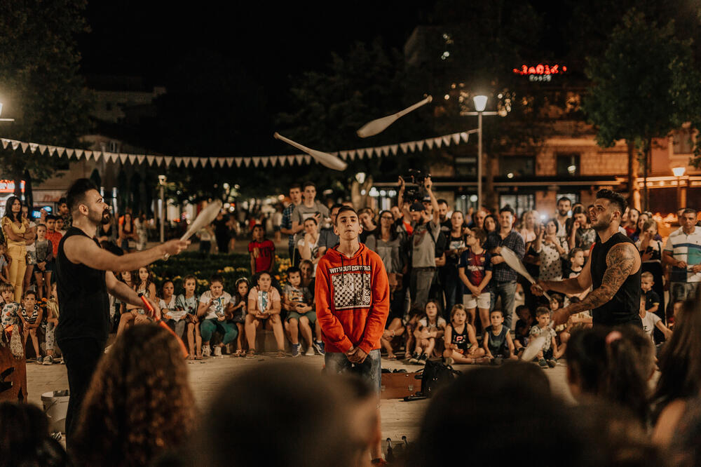 Nikšićke pločnike popločali dobrim vibracijama: Sa “nulte” noći FUS-a, Foto: Danilo Novović