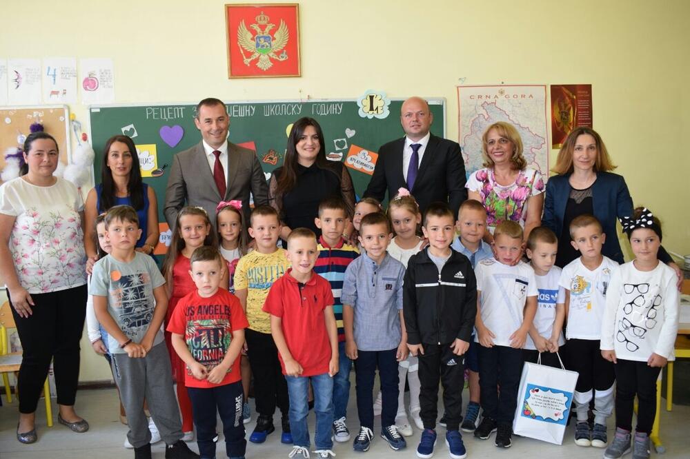 Šćekić sa osnovcima u Područnom odjeljenju OŠ &ldquo;Vuk Karadžić&rdquo; u Docu, Foto: Tufik Softić