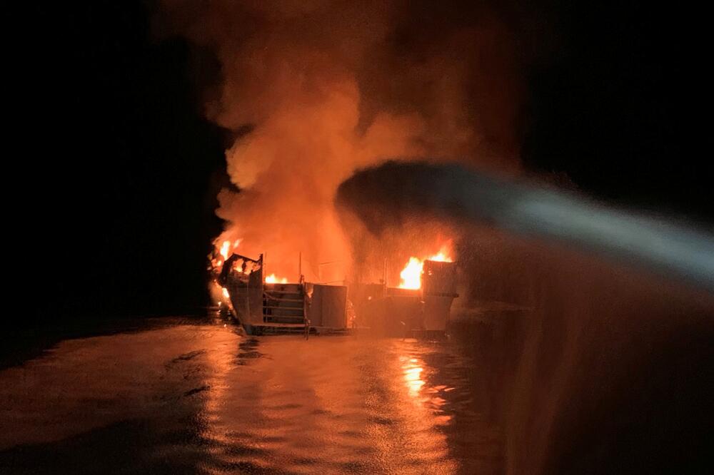 Brod se zapalio kod ostrva Santa Kruz, Foto: Reuters