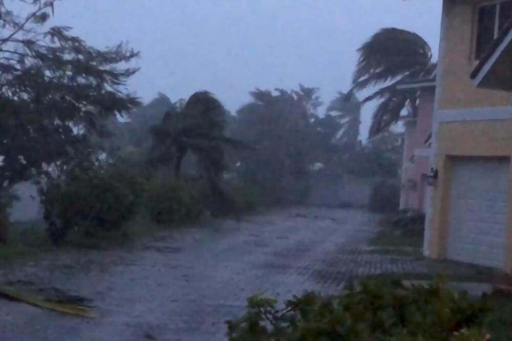Na Bahamima oštećeno i uništeno nekoliko hiljada kuća i dalekovoda, Foto: Reuters