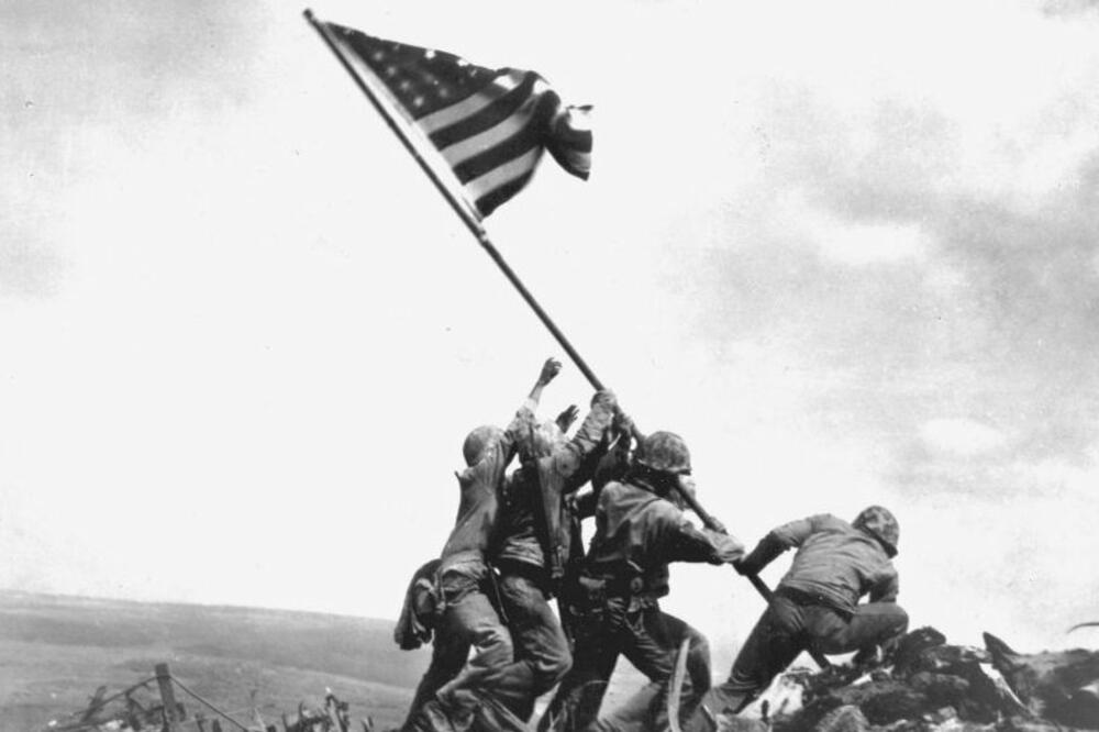 Američki marinci podižu zastavu na Ivo Džimi jednoj najrkvavijih bitaka u Drugom svjetskom ratu, Foto: Getty Images