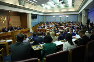 Poslanici stanove dobijali „iza kulisa”