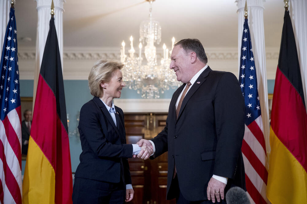 Pompeo sa budućom predsjednicom EK Ursulom fon der Lajen, Foto: AP