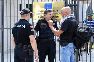 Kurgaš i policija čekali komunalce zbog performansa ispred zgrade...