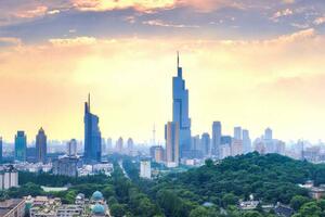 Priča iz Nanđinga: Neboderi u oblacima, troje na motociklima i...