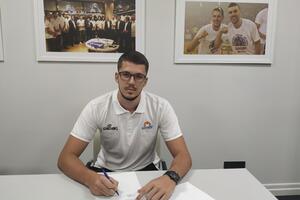 Amar Mehić, talentovani centar, potpisao na četiri godine za...