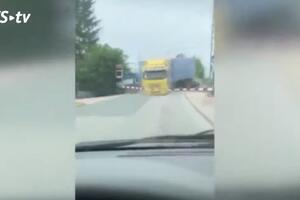 VIDEO Češka: Putnički voz udario u kamion kompanije iz Srbije