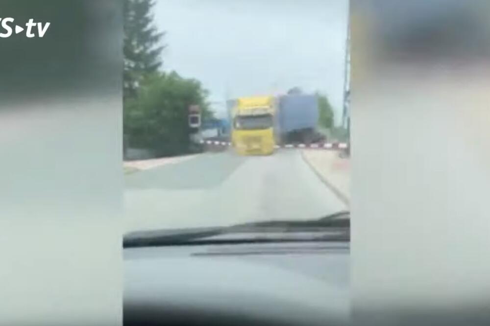 Trenutak kada voz udara u kamion, Foto: Screenshot/Youtube