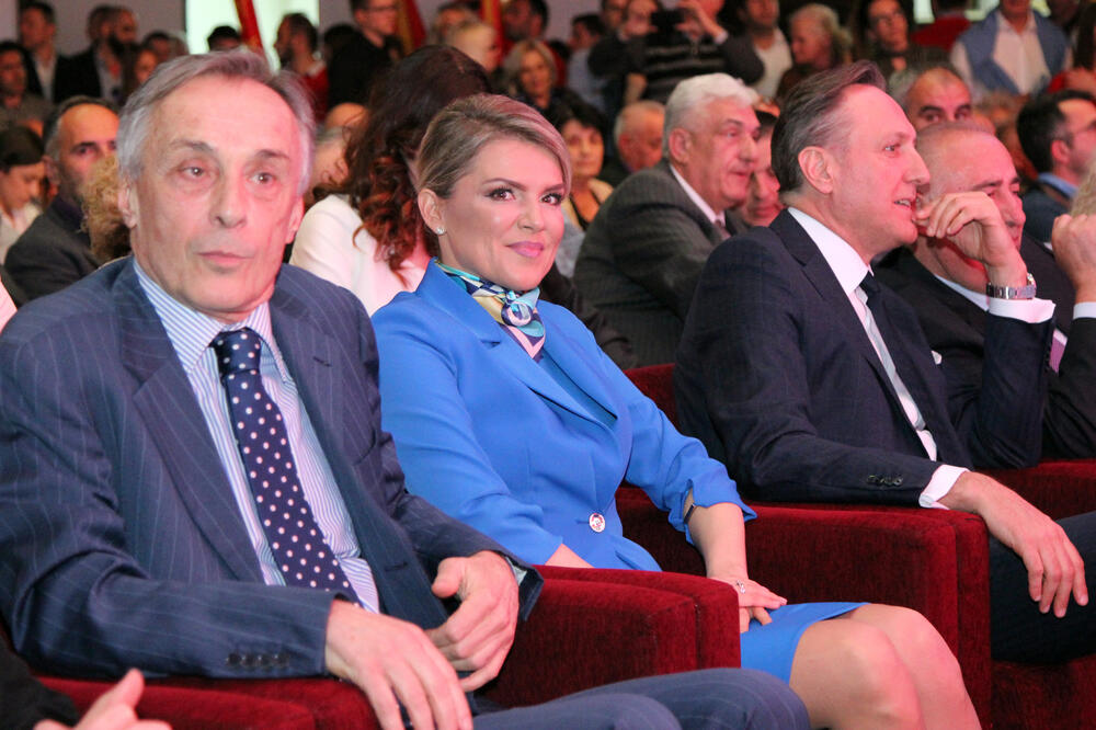 Draginja Vuksanović Stanković sa Miodragom Lekićem i partijskim kolegama, Foto: Filip Roganović