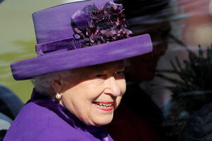 Ljubičasta je njena boja: Kraljica Elizabeta ni u 94. godini ne...