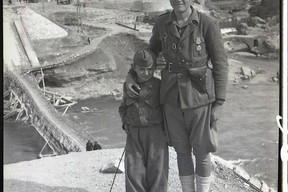 Nad srušenim željeznim mostom u Podgorici, 1946. ili 1947. godine