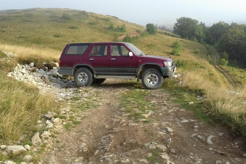 Dukićev džip parkiran na putu, Foto: Privatna arhiva