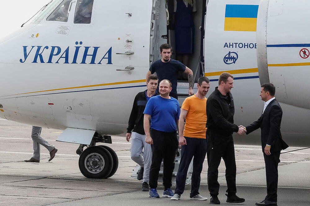 Predsjednik Ukrajine Volodimir Zelenski dočekuje oslobođene ukrajinske zarobljenike, Foto: Reuters