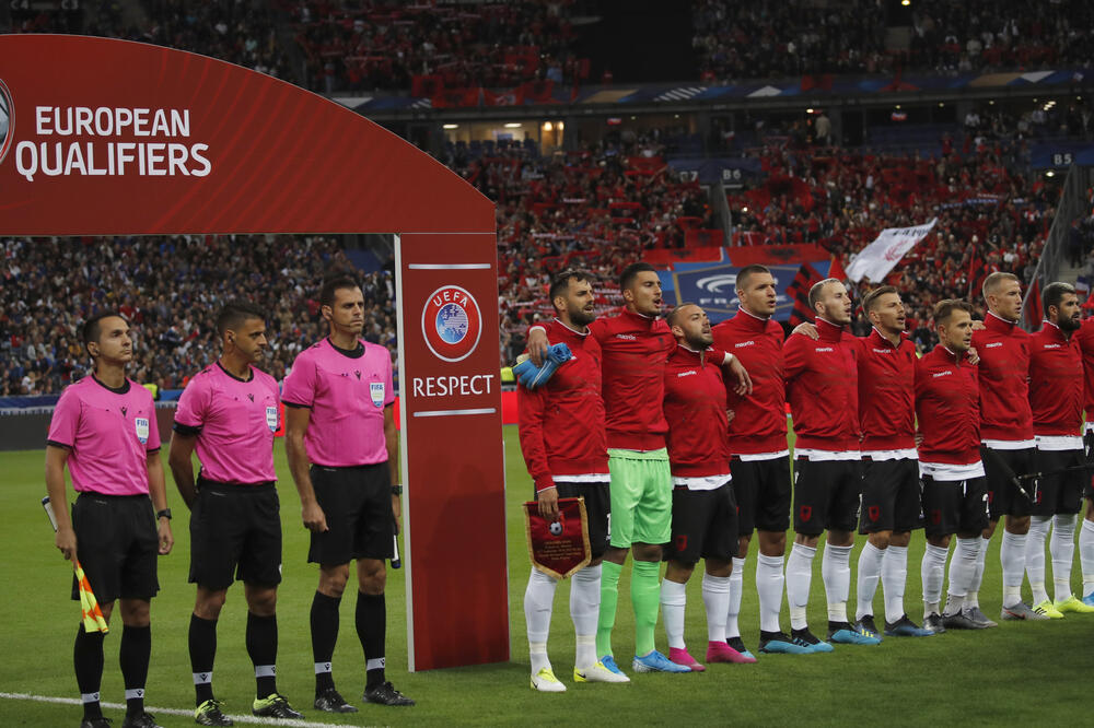 Fudbaleri Albanije prilikom intoniranja himne u Parizu, Foto: BETA/AP