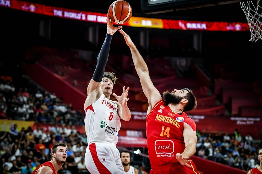 Džedi Osman šutira preko Bojana Dubljevića, Foto: FIBA