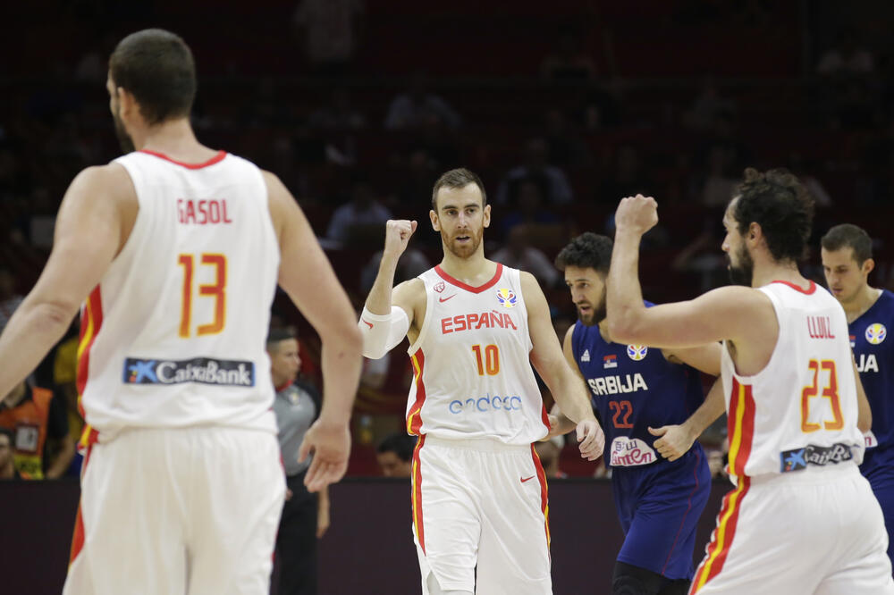 Košarkaši Španije slave na meču sa Srbijom, Foto: JASON LEE