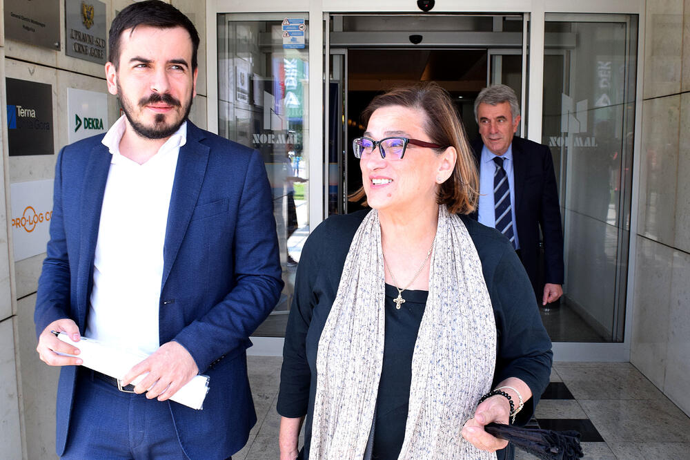 Jokić sa Dragicom Perović i Nevenom Gošovićem ispred Upravnog suda, Foto: Zoran Đurić