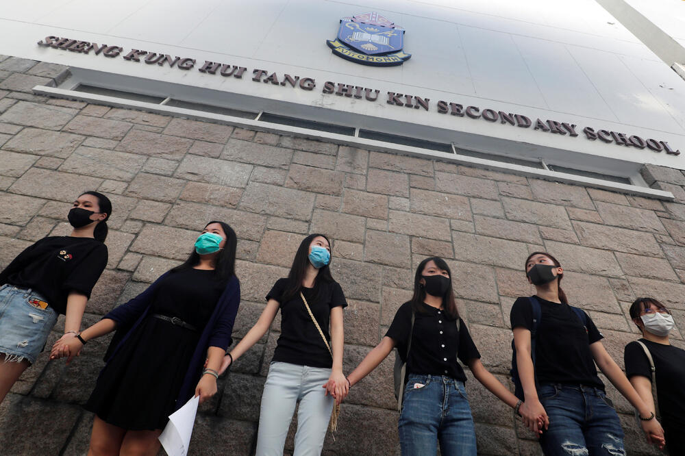 Ljudski lanac koji su formirali učenici, Foto: Reuters