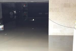 Olujno nevrijeme protutnjilo Budvom: Poplavile garaže, došlo i do...