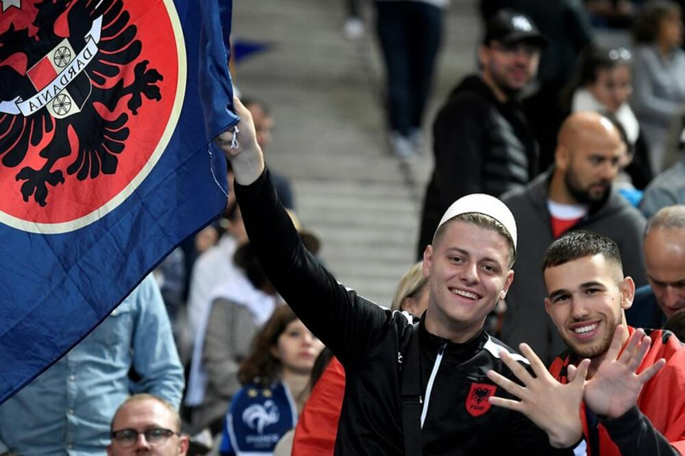 Albanski navijači su dvostruko bili uvređeni - posle peha sa himnom, nazvali su ih Jermenima, Foto: Lionel Bonaventure