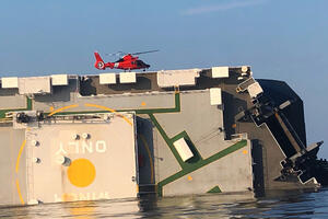 Američka obalska straža priprema spasavanje posade iz prevrnutog...